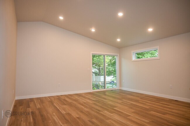 Building Photo - *RENT SPECIAL* Spacious 4 Bed, 2 Bath Sing...