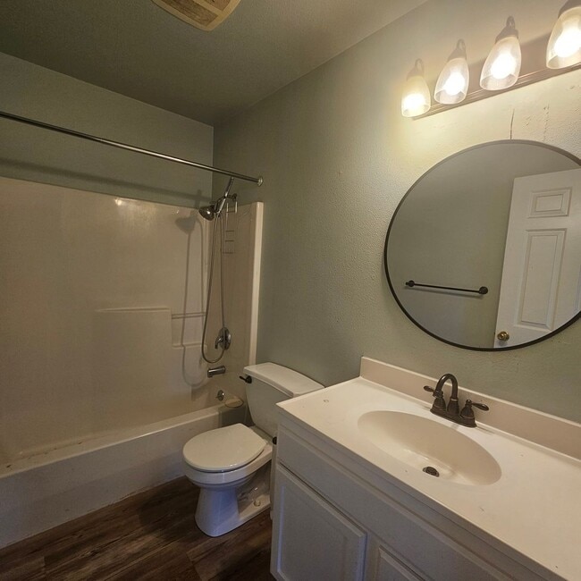 Building Photo - Comfortable 3-Bedroom, 2-Bath Lower Unit with Fully Fenced Yard in West Bremerton