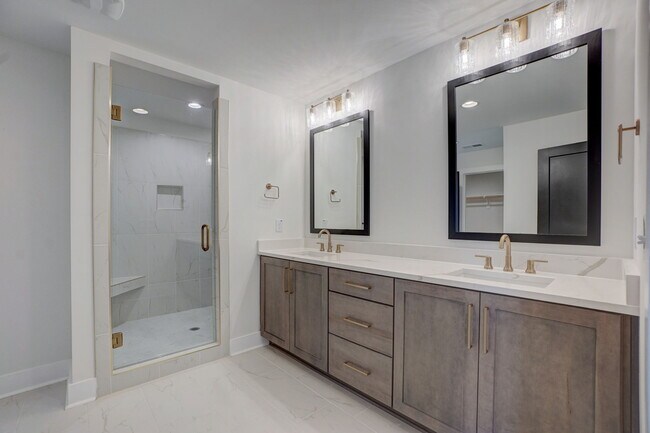 Building Photo - 1112 Pender St