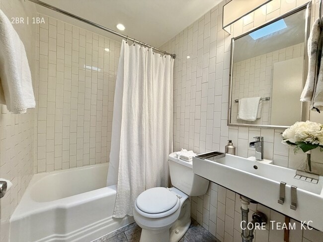 Building Photo - 1020 W 44th St