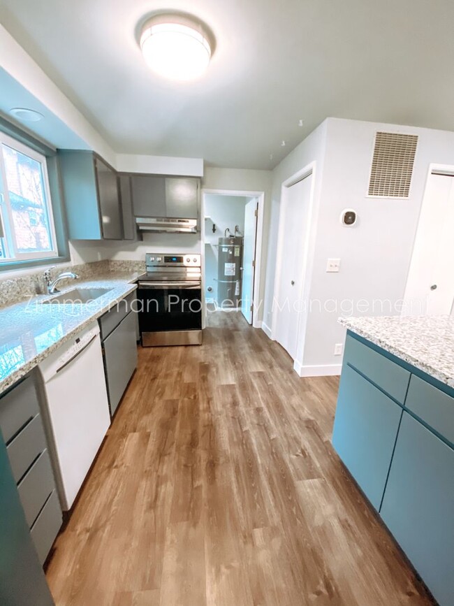 Building Photo - Wonderfully Updated 3-bedroom 1.5-bath Hom...