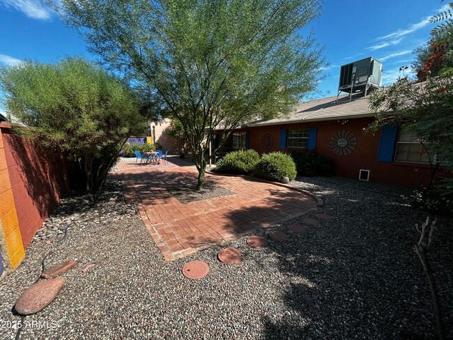 Building Photo - 1536 W Glenn Dr