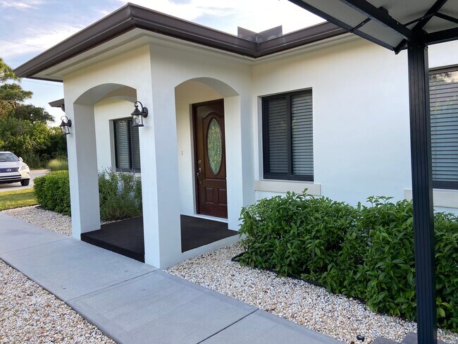 Building Photo - 4400 Vanda Dr