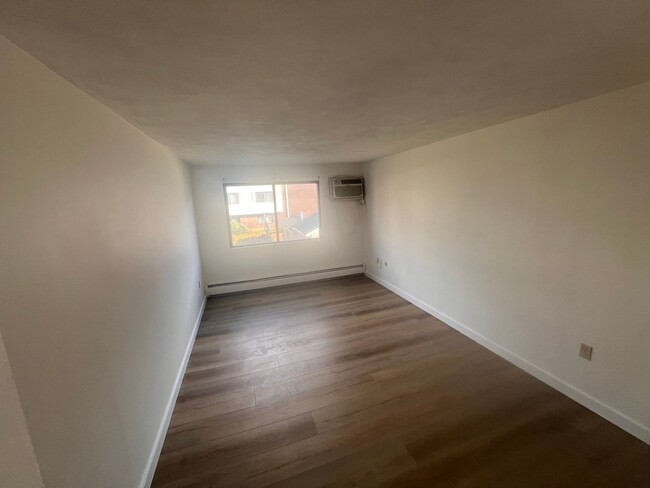 Building Photo - Beautifully Remodeled 3 bedroom Condo in H...