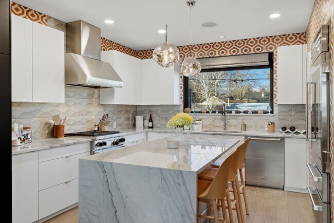 Building Photo - Luxury Furnished Rental in the Heart of Denver - Custom finishes meets undeniable style!