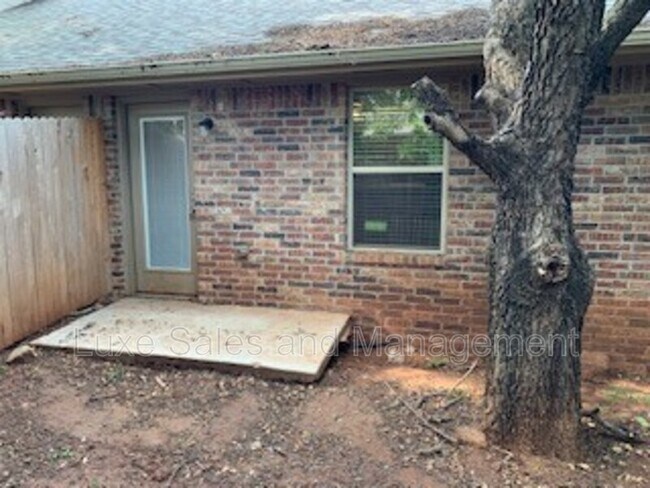Building Photo - 2024 Buena Vida Ln