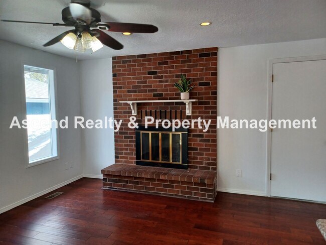 Building Photo - Remodeled Ranch on CuldeSac Large Fenced B...