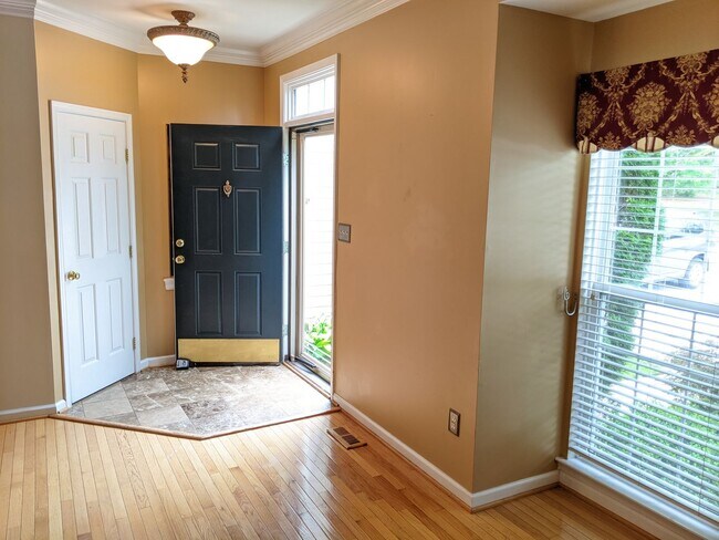 Building Photo - Townhouse in Spring Ridge community - OAKDALE school district - available before the holidays!