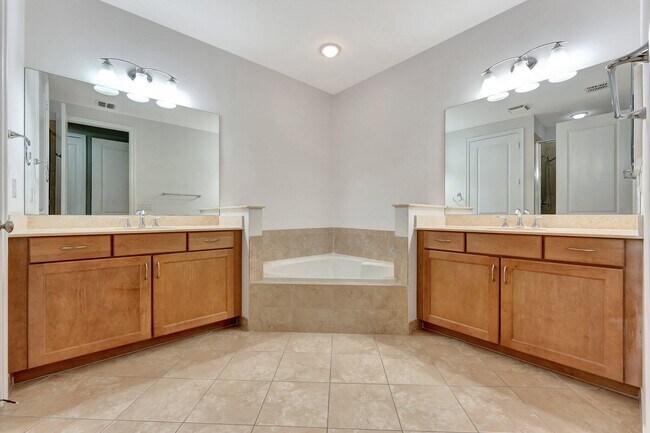 Building Photo - 10850 NW 74th Dr