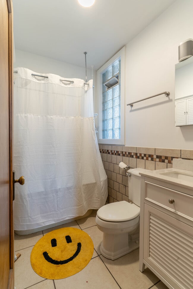 Building Photo - 1110 W 25th St