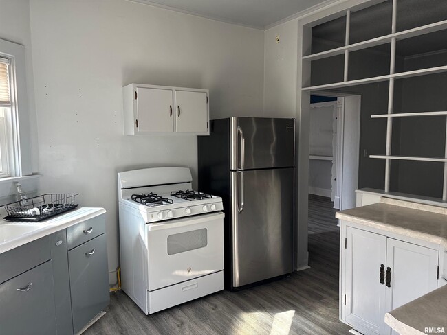 Building Photo - 901 NE Glen Oak Ave