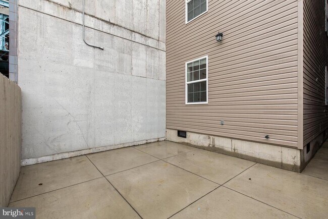 Building Photo - 1802 E Huntingdon St