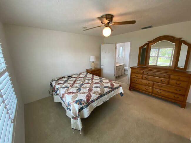 Building Photo - Welcome home to this bright, beautifully maintained 2-bedroom, 2-bath Stonecrest home, offered mo...