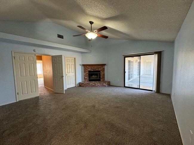 Building Photo - Northwest Bakersfield Home