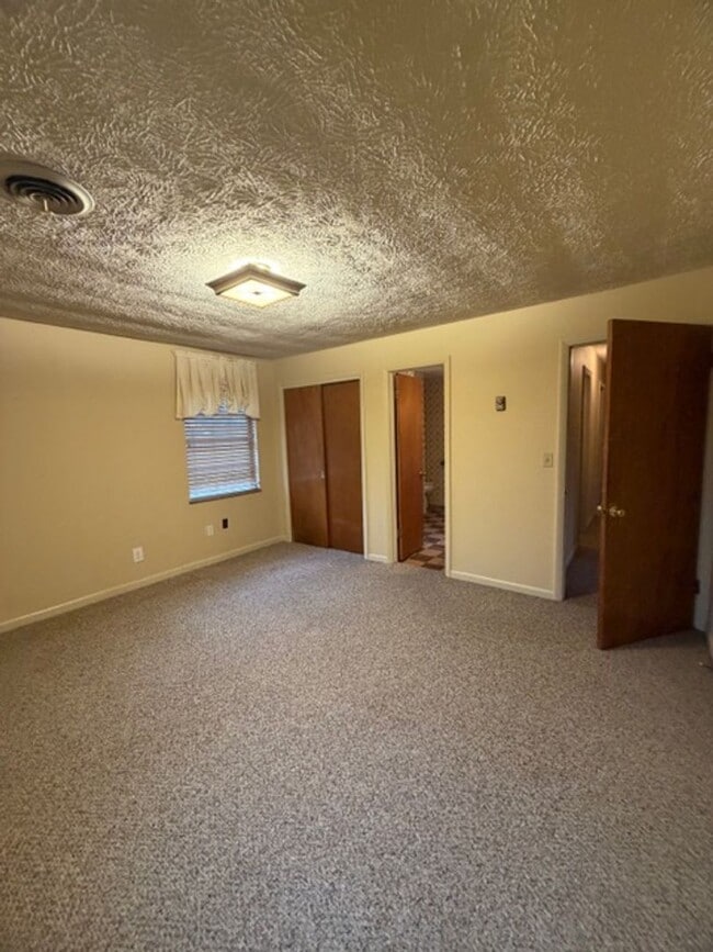 Building Photo - Maryville City  37801 - 3 bedroom, 2.5 bath home - Contact Debra Johnson (865) 591-8281