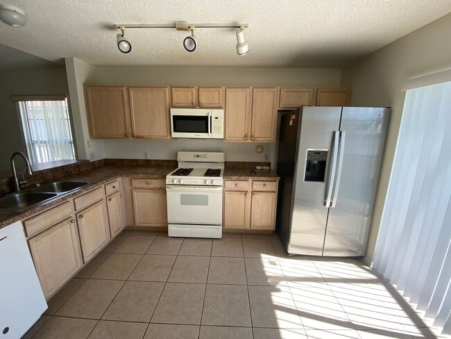 Building Photo - 4 Bedroom Pool Home in Davenport, FL