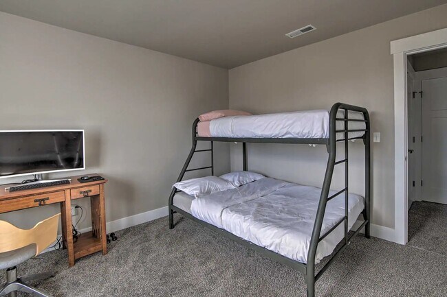 Building Photo - 3 Bedroom 2 Bath House In Cle Elum With Great Amenities and Sweeping Views