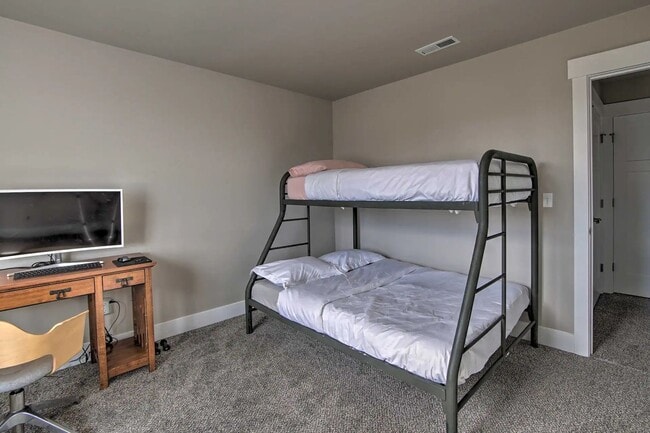 Building Photo - 3 Bedroom 2.5 Bathroom House In Cle Elum With Great Amenities and Sweeping Views