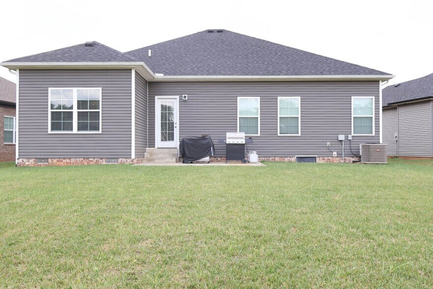 Building Photo - 818 Poplar Log Dr