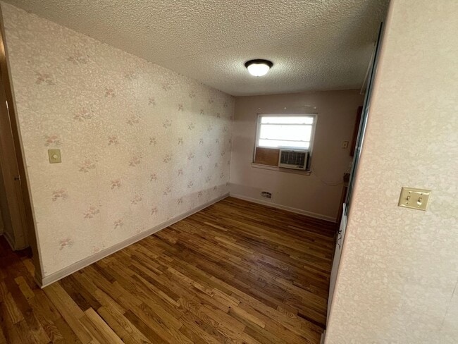 Building Photo - 3 Bed 2 Bath House with Attached 2 Car Garage & Trailer Parking