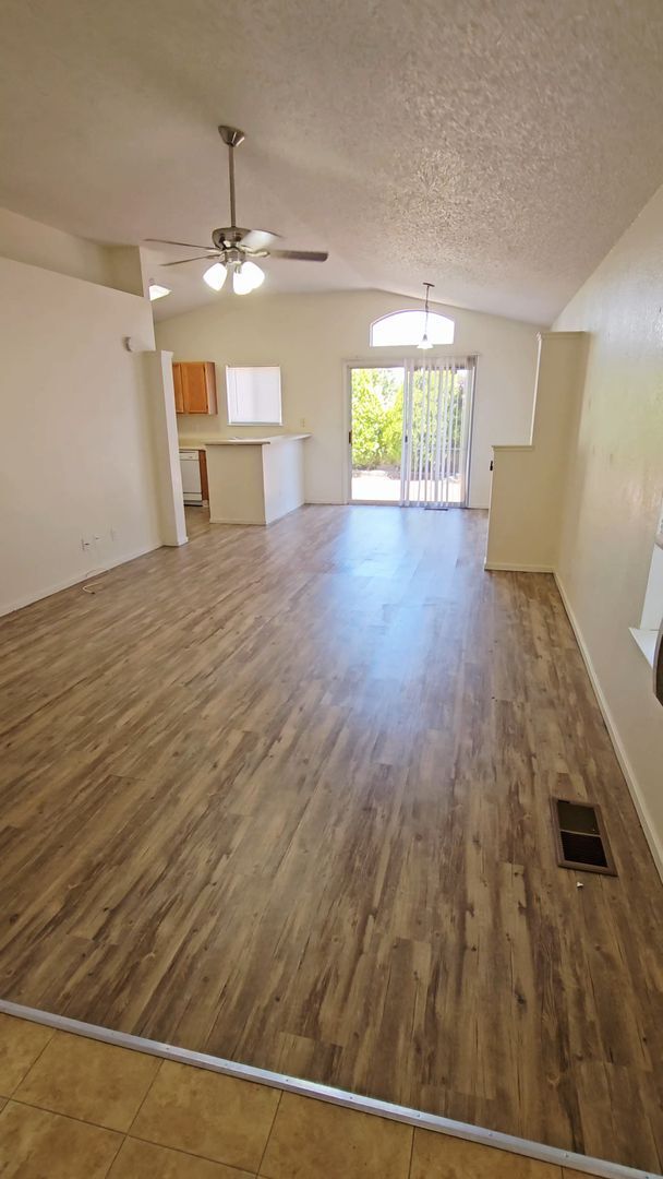 Building Photo - 2 Bed 2 bath 2 car garage Sierra Highlands home For Rent