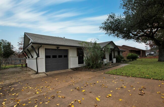 Building Photo - 212 Linda Ln