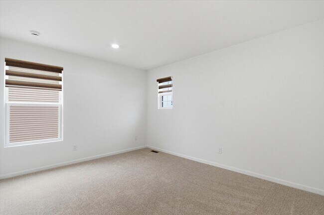 Building Photo - 709 Risdon Trail S