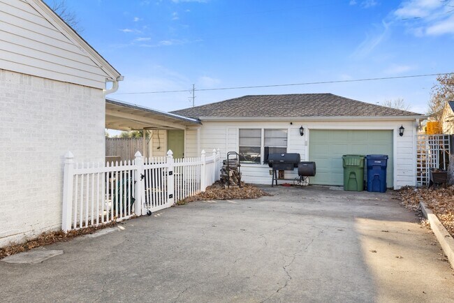 Building Photo - Updated Garland Home