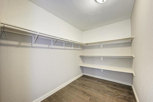 Building Photo - 6700 Kings Point