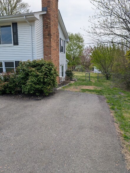 Building Photo - 105 Deerwood Rd