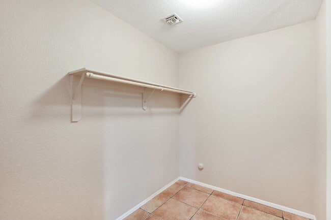 Building Photo - "Charming 3-Bed, 2-Bath Oasis in Tucson – Spacious 1717 Sq Ft Gem!"