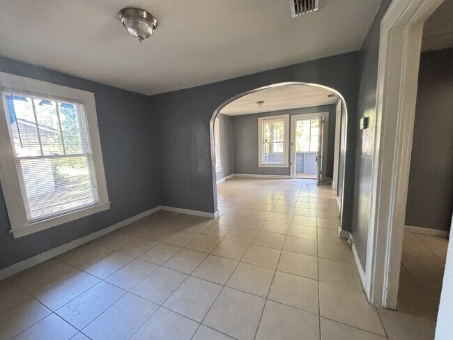Building Photo - 444 Duray St