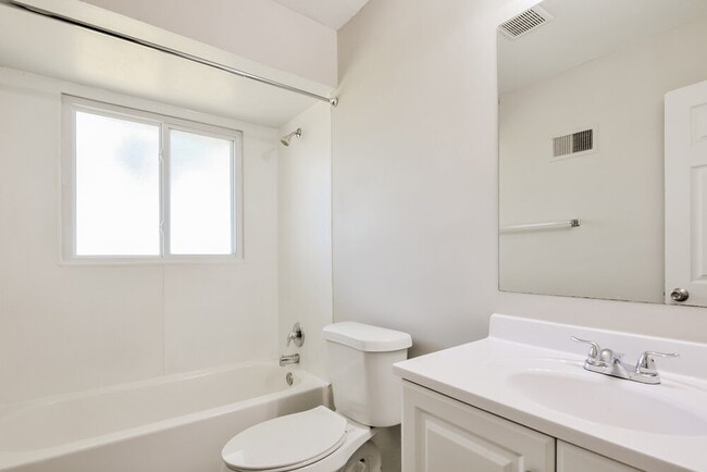 Building Photo - 1255 Del Rey Dr