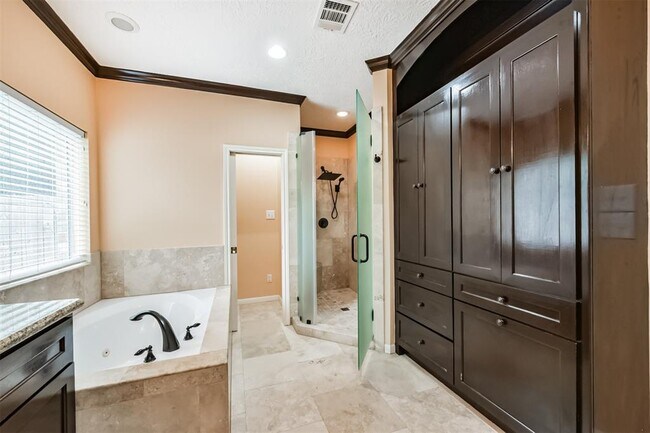 Building Photo - 2427 Shelby Park Dr