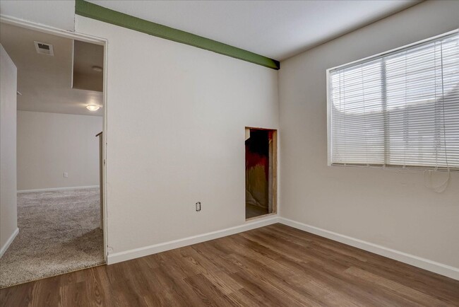 Building Photo - Longmont 3-bedroom townhome for rent