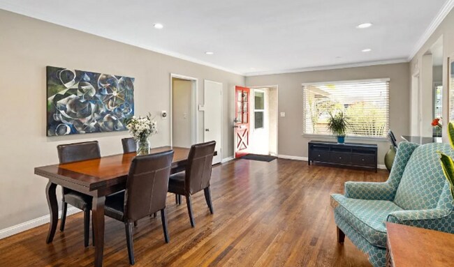 Building Photo - Beautiful 3 BEDROOM 2 BATH in Hawthorne with Garage. 1/2 off the 1st month of rent on OAC.