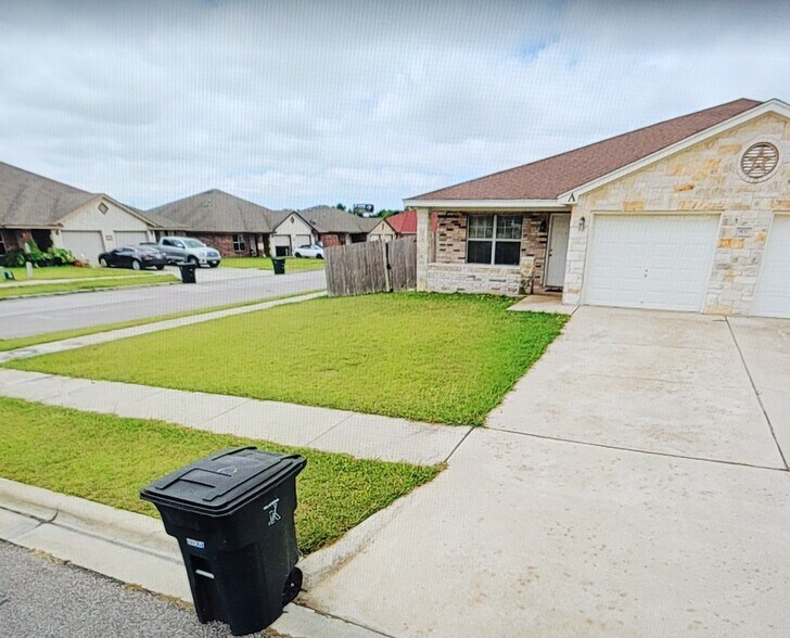 FRONT YARD/ PRIVATE DRIVEWAY PARKING - 900 Yi Dr