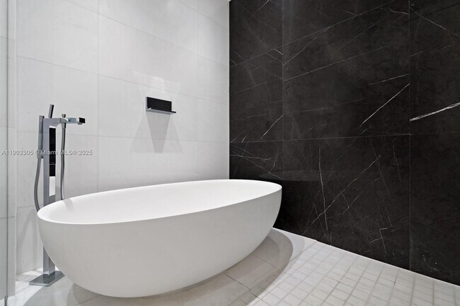 Building Photo - 300 Biscayne Blvd Way