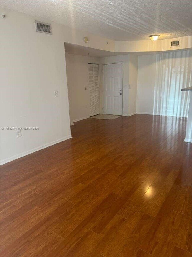 Building Photo - 8040 N Nob Hill Rd