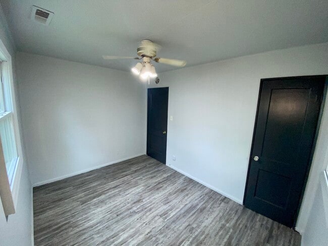 Building Photo - 1003 Giddings St