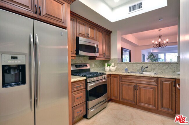 Building Photo - 1530 Centinela Ave