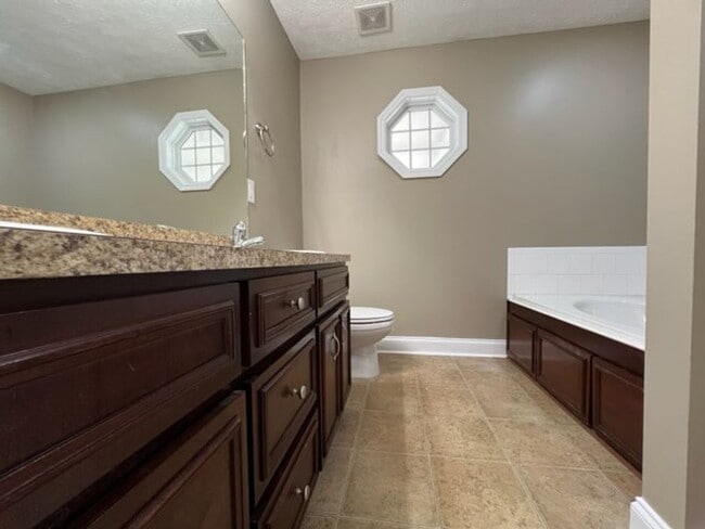 Building Photo - 4 Bedroom, 2 Bath Home in Lee County!