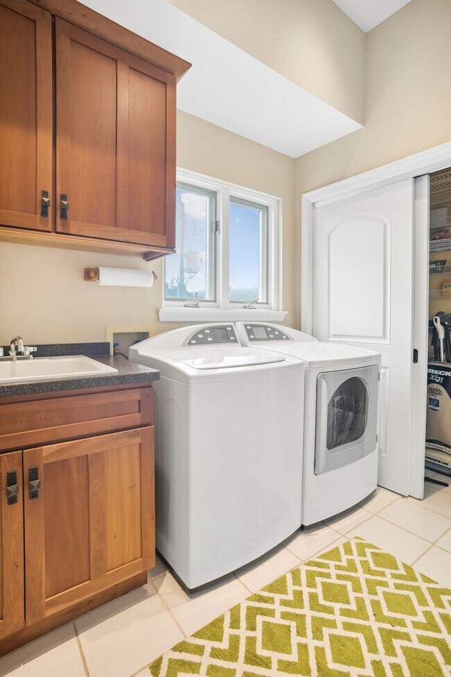 Building Photo - ** OLDE NAPLES ** 3 BED + DEN / 3 BATH - GARAGE - WALK TO BEACH & DOWNTOWN - SHORT TERM RENTAL