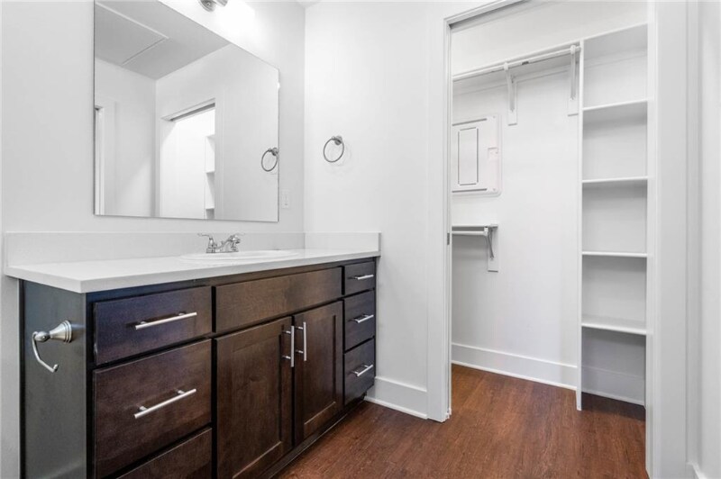 Building Photo - 726 E Emma Ave