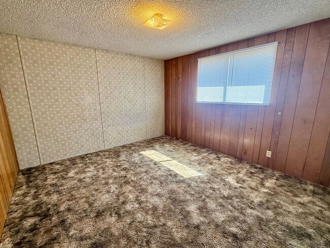 Building Photo - 3 Bedroom with Storage