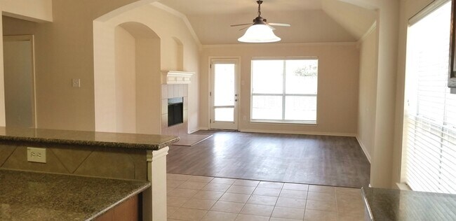 Building Photo - Wonderful 3-2-2 in Crowley ISD!