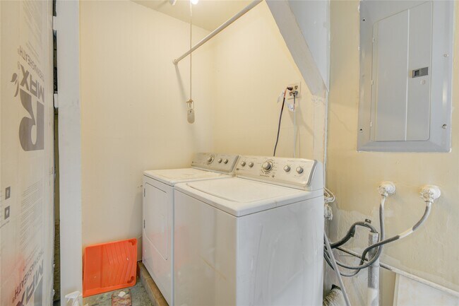 Building Photo - 5902 Hornwood Dr