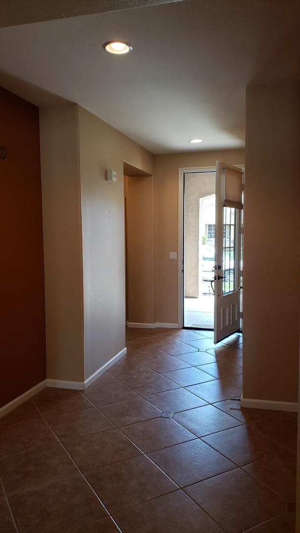 Building Photo - Beautiful Traditions Single Story Home is Centrally Located Near Shopping/101 Frwy