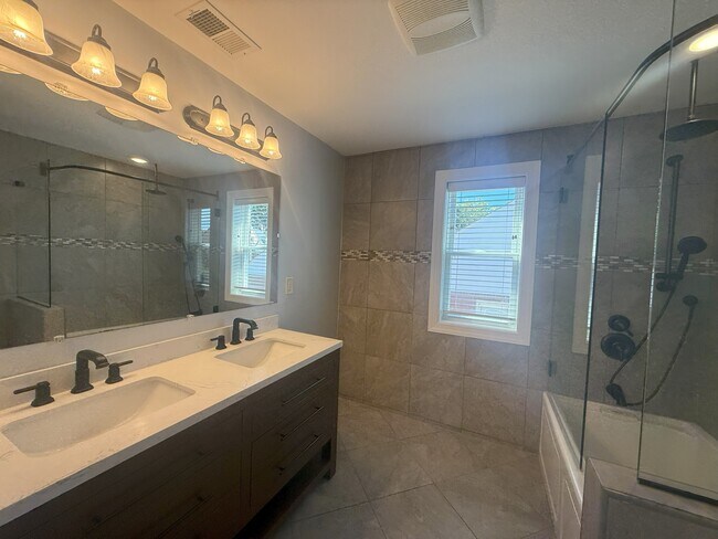 Building Photo - 1430 Simona Dr