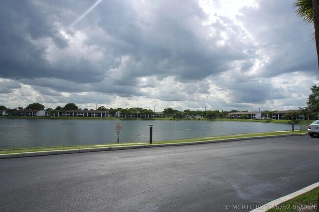 Building Photo - 213 Lake Pointe Dr